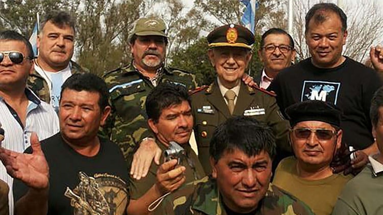 Hoy, Juan RamÃ³n MagrabaÃ±a rodeado por sus soldados que reconocen â€œun jefe que se preocupaba por sus hombresâ€