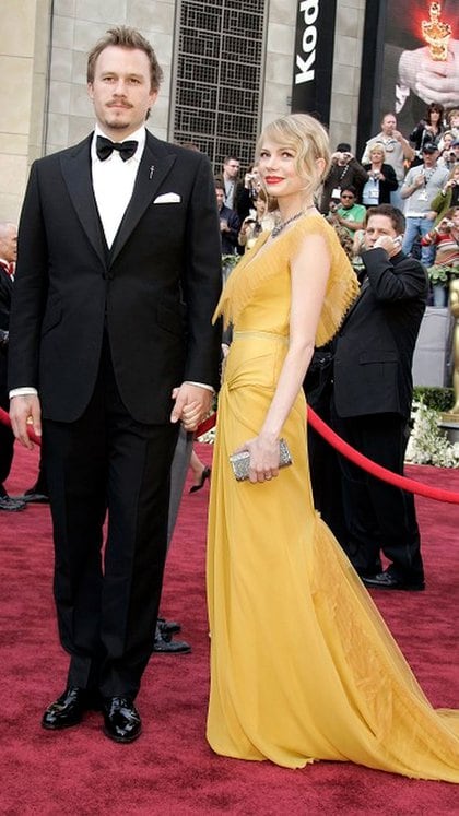 Heath Ledger en los Oscar por su papel en "Secreto en la montaña", junto a su novia la actriz Michelle Williams, también nominada como mejor actriz secundaria por el mismo film (AP)