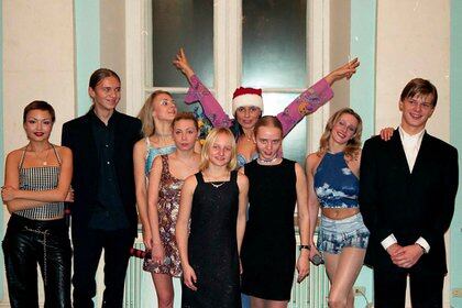 Maria y Katerina (en el centro) cuando eran unas adolescentes en una fiesta privada con el grupo pop Strelki, conocido como las Russian Spice Girls.