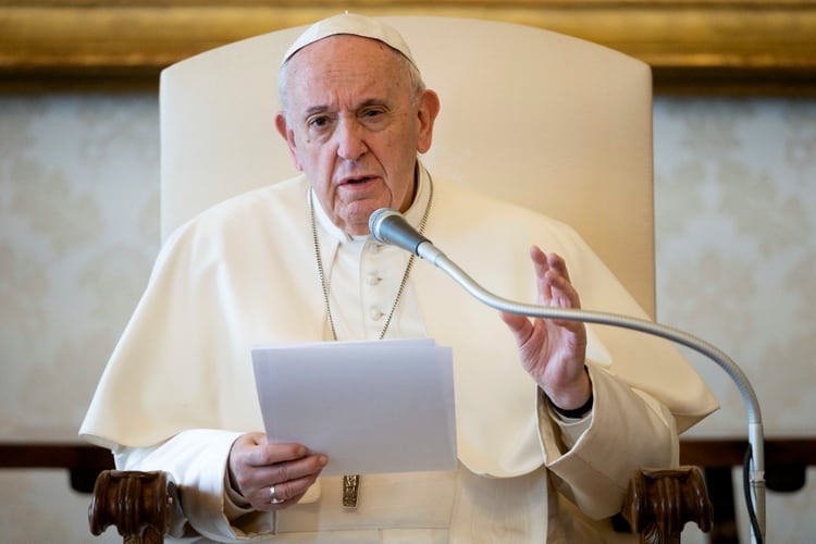 La oración del Papa, transmitida por video desde la biblioteca apostólica (Reuters)