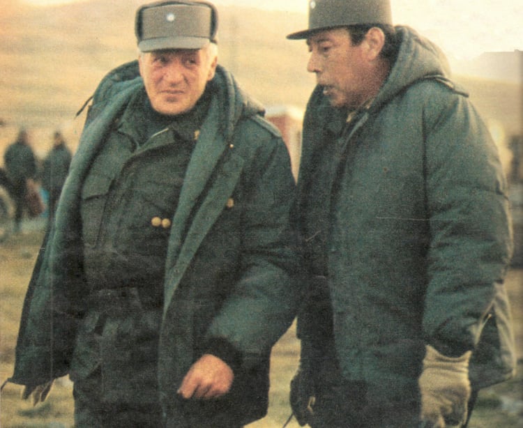 Galtieri en Malvinas, en mayo de 1982. Cuando le presentaron el plan que podía frenar el avance inglés, lo rechazó
