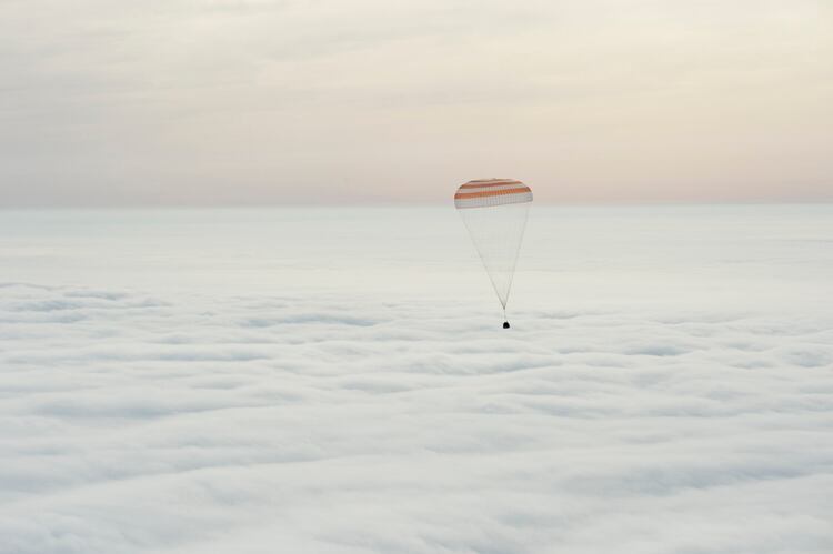 Kelly y los cosmonautas Mikhail Kornienko y Sergey Volkov regresaron a la Tierra en esta cápsula el 2 de marzo de 2016. (Bill Ingalls/NASA via The New York Times)