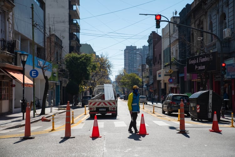 La Ciudad de Buenos Aires adaptó parte de su paisaje urbano habitual para favorecer las medidas de distanciamiento social con por ejemplo, la extensión de veredas (Foto: Franco Fafasuli)