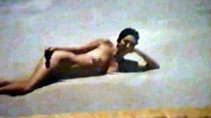Este archivo incluye una fotografía de Ghislaine Maxwell en topless que fue presentada como una prueba. (Foto: Oficina del Fiscal del Estado de Palm Beach)