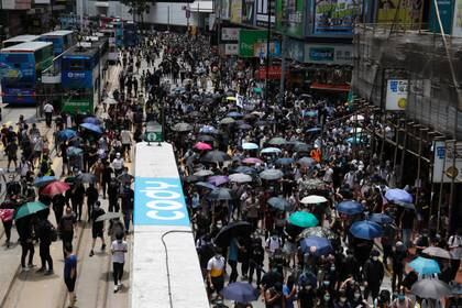 Manifestantes marchan contra los planes de China de imponer una legislación de seguridad nacional en Hong Kong (Reuters)