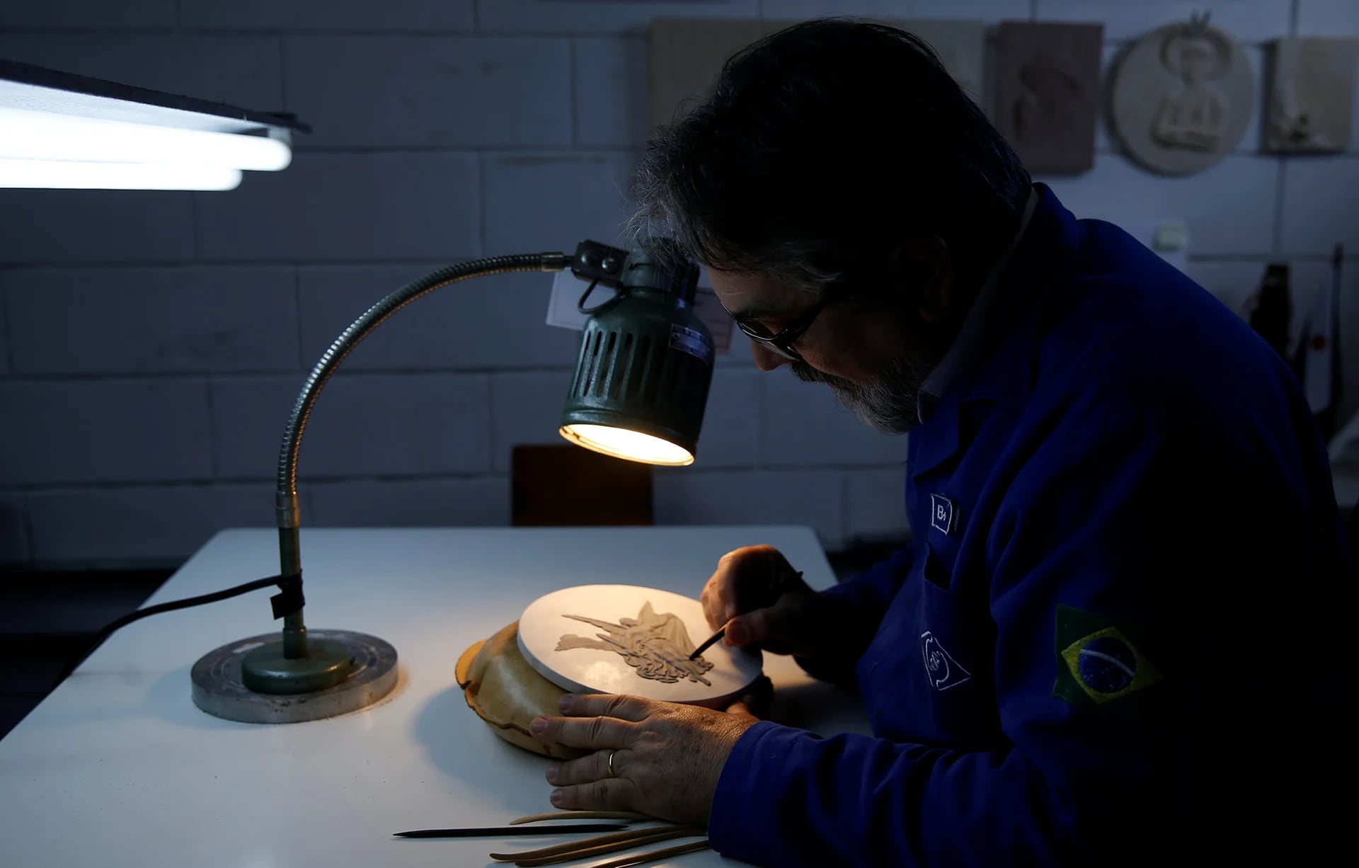 Un artesano trabaja sobre el molde de una medalla en la Casa de la Moneda en Brasil (Reuters)