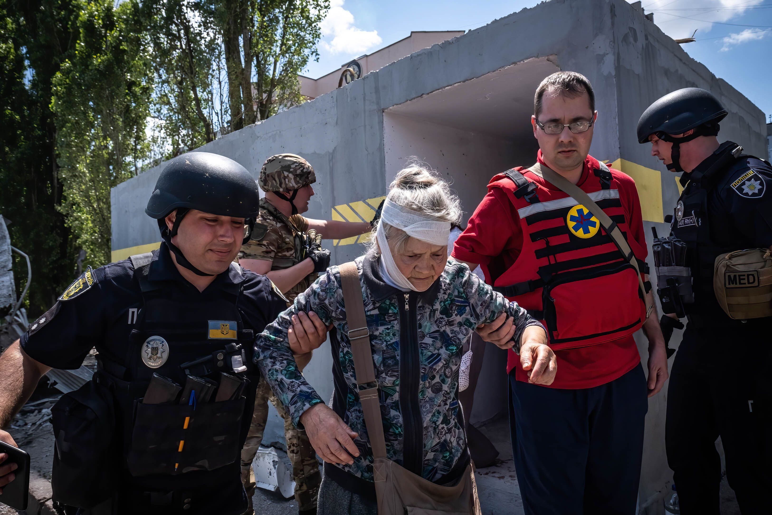 Los socorristas escoltaban a una anciana herida a una ambulancia en Kherson, Óblast de Khersonska.  Europa Press/Contacto/Alex Chan
