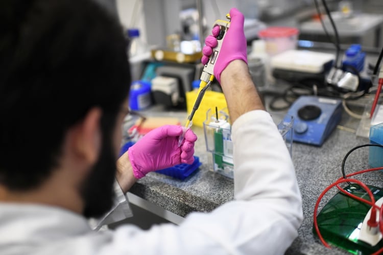 Un investigador del Instituto de Biología de la Universidad Federal de Río de Janeiro trabaja para desarrollar un método de detección del COVID-19. REUTERS/Lucas Landau