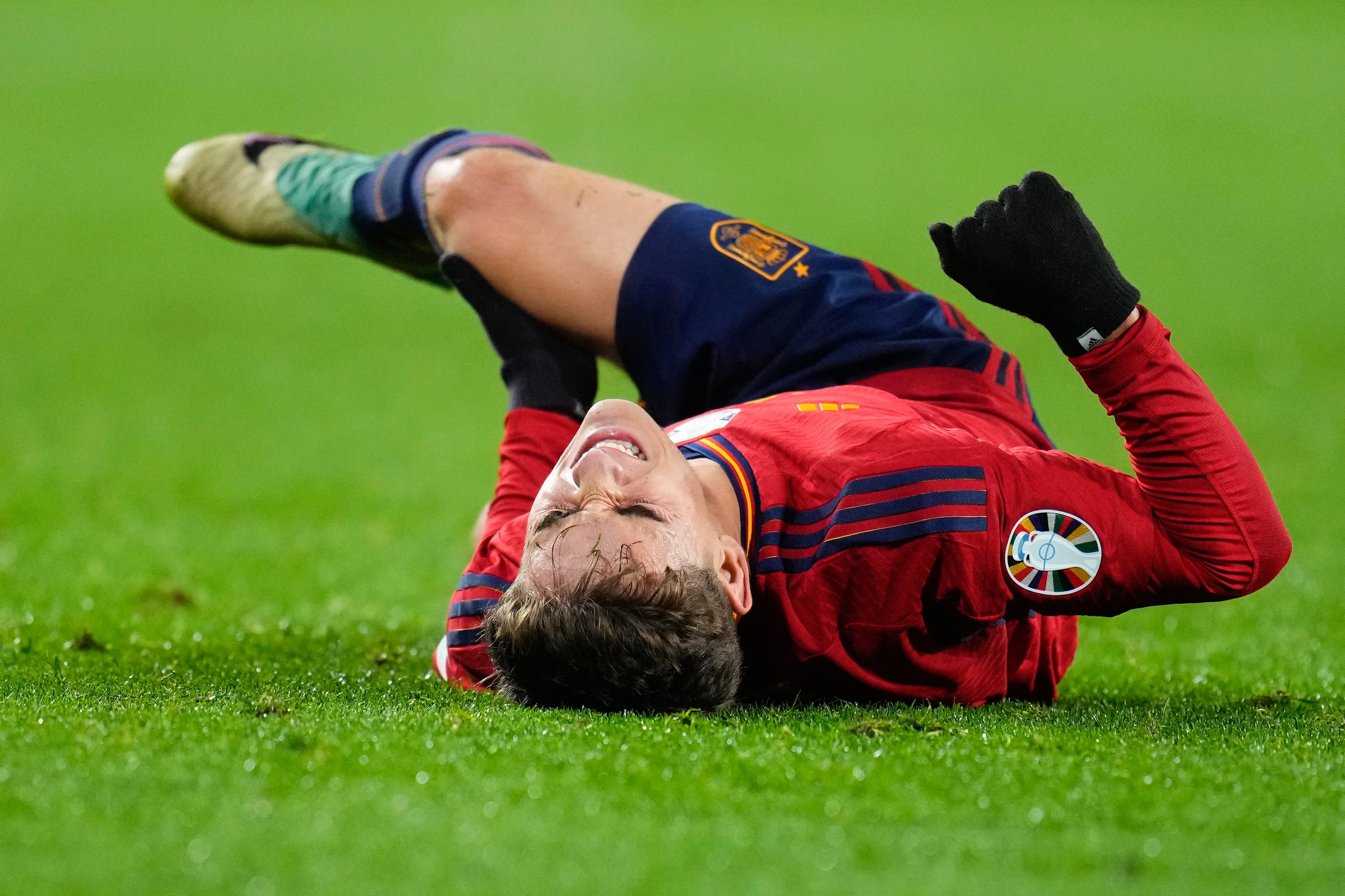 Gavi, tendido en el suelo tras lesionarse en el partido entre España y Georgia (REUTERS).