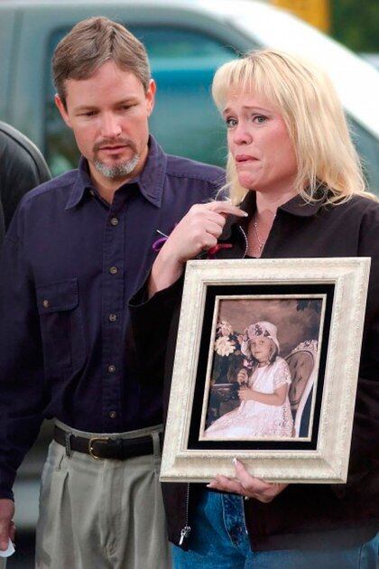 Damon y Brenda, los desconsolados padres de Danielle, con un retrato de su hija