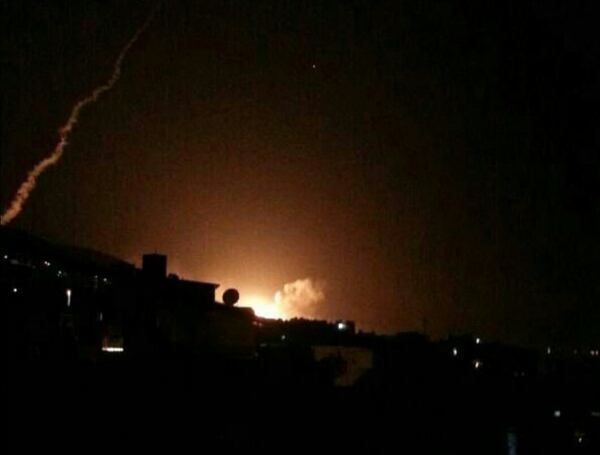 El cielo sobre la capital Damasco se iluminó como consecuencia de los ataques.