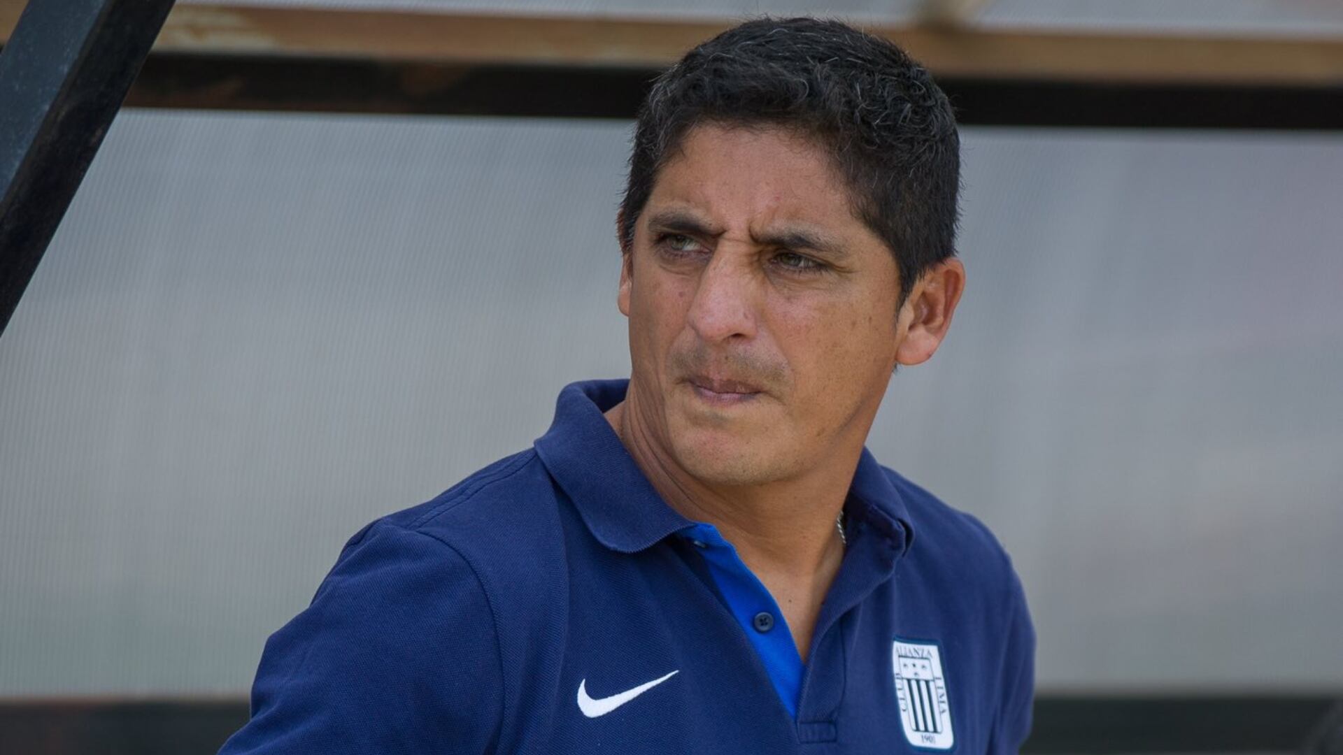 Guillermo Salas se quedó sin ninguna de sus cuatro alternativas para el lateral derecho de Alianza Lima (Willy Escurra).