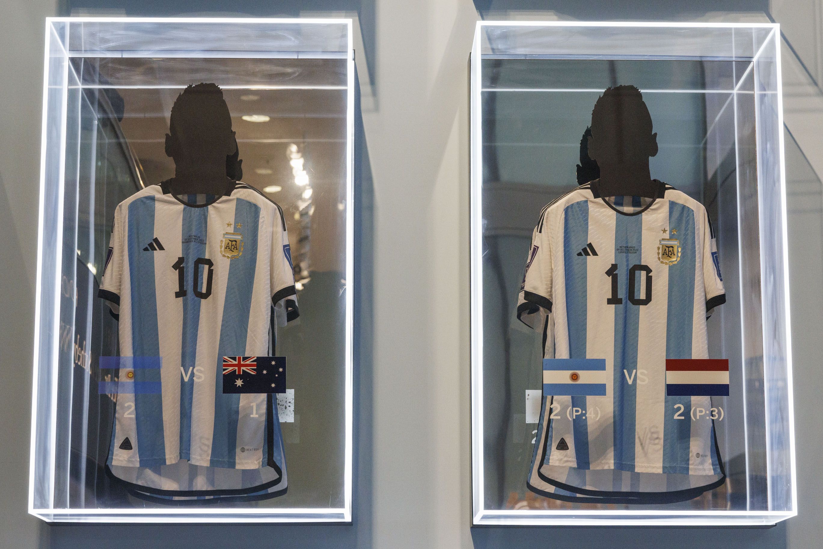 Dos de las seis camisetas con las que Messi jugó Qatar 2022, disponibles para pujas en Sotheby's Nueva York, y que podría batir la marca de la colección deportiva más cara que jamás se ha sacado a subasta (Foto: EFE/EPA/SARAH YENESEL) 