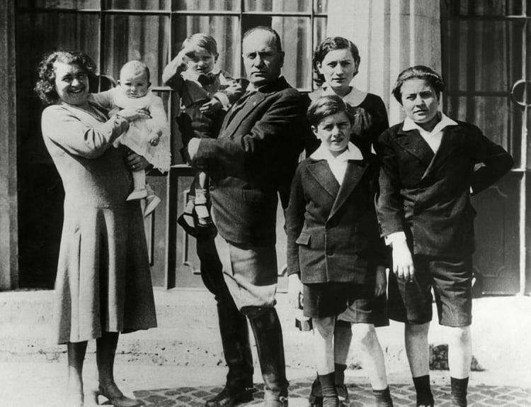 Benito Mussolini con su esposa Rachele y sus 5 hijos cerca de 1930 (Everett/Shutterstock) 