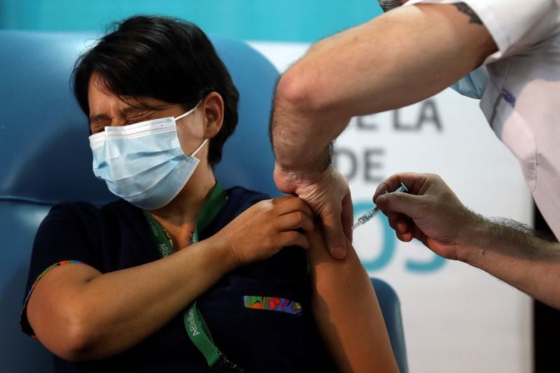 Daniela Zapata, de 42 años, recibe una inyección de la vacuna Sputnik V (Gam-COVID-Vac) contra la enfermedad del coronavirus (COVID-19) en el hospital Dr. Pedro Fiorito de Avellaneda, en las afueras de Buenos Aires, Argentina. REUTERS/Agustín Marcarián