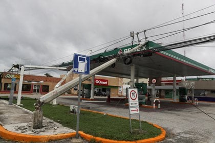 Se ve una gasolinera dañada después de que un poste de electricidad cayera sobre ella, como resultado del huracán Delta, en Cancún, estado de Quintana Roo, México, el 7 de octubre de 2020 Foto: REUTERS / Henry Romero
