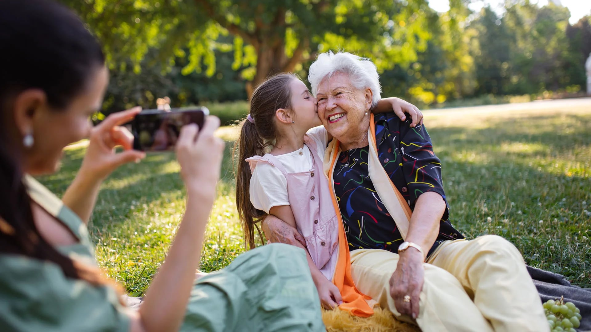 Hablar con familiares o amigos que puedan recordar eventos compartidos de la infancia estimula los recuerdos  (Getty Images)