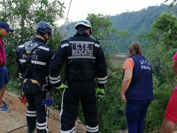 Soccoristas llegan al lugar del accidente.Â (@LuisValenzuelaT)