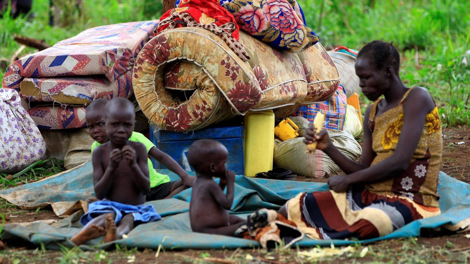 Una madre y sus hijos en Sudan del Sur (Reuters)