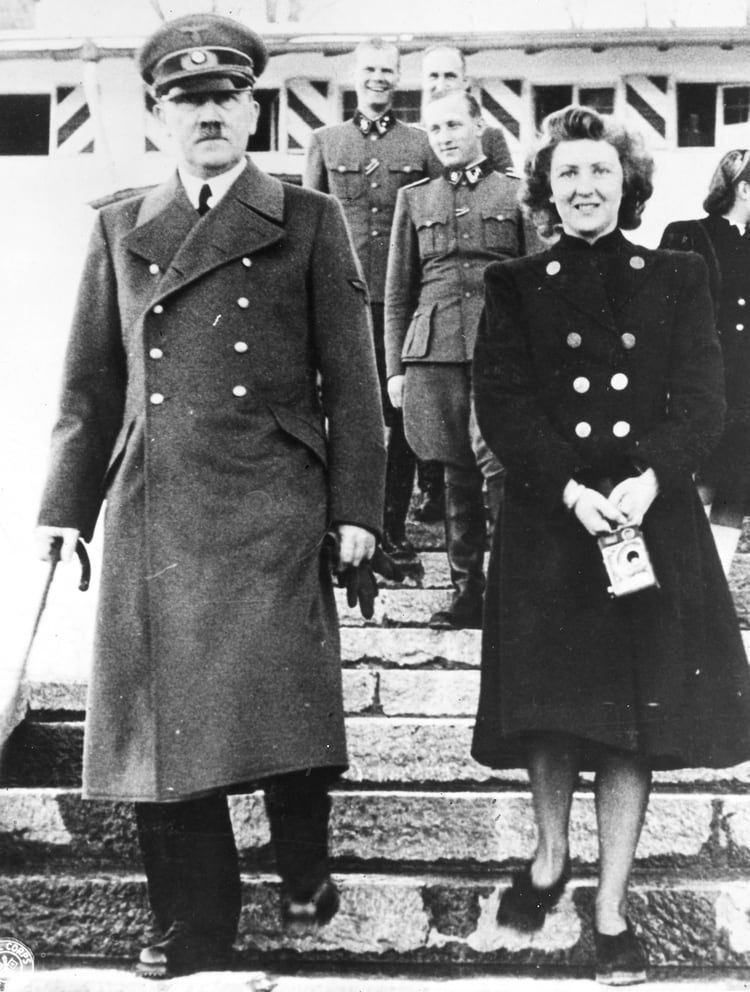 Hitler le dio la pastilla a Eva Braun, que con sumisión se la puso en la boca. A ella le habían ofrecido muchas veces la posibilidad de fugarse, pero creyó morir junto a Hitler de la manera que él lo determinara, debía ser su destino (Granger/Shutterstock) 