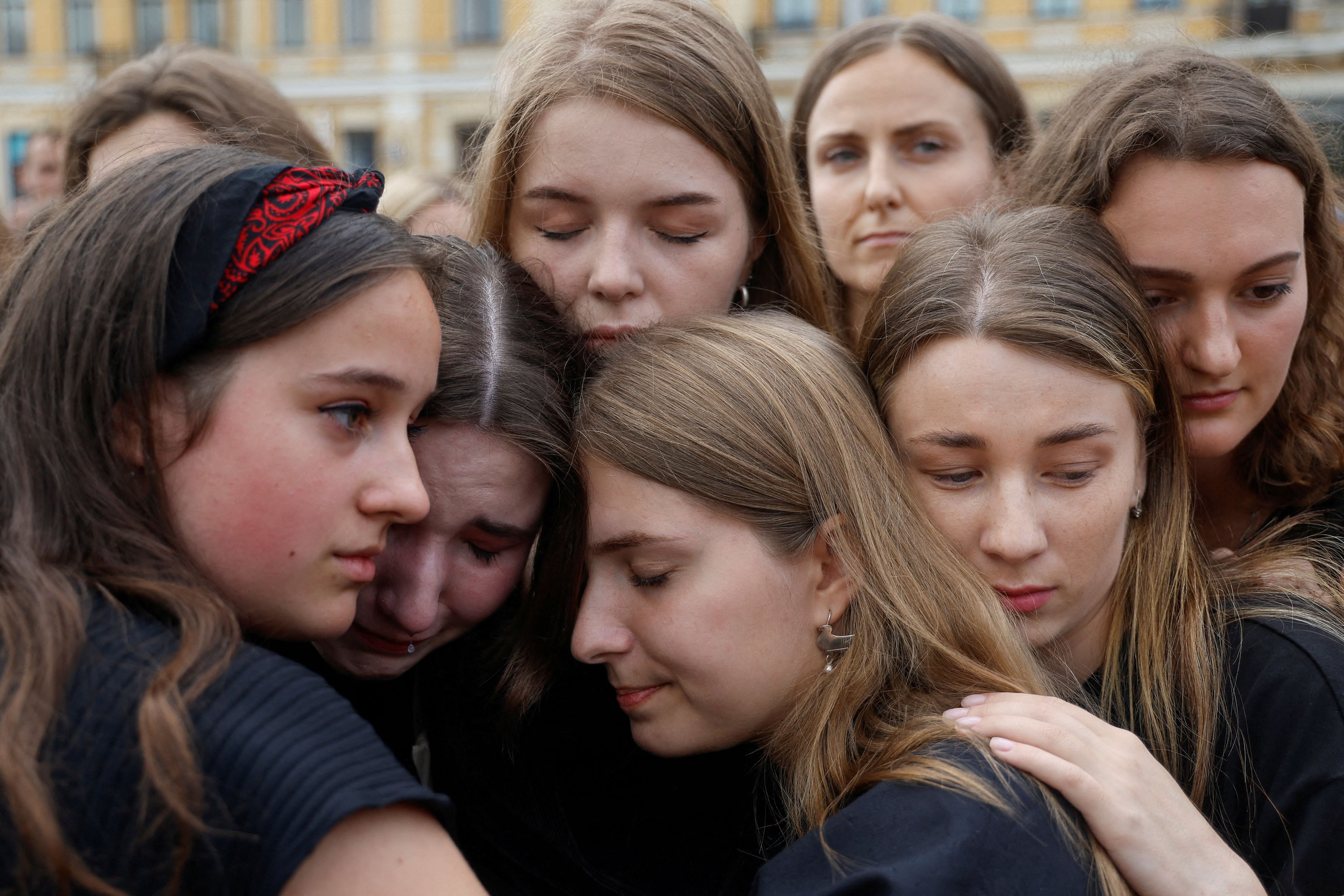 Mujeres reaccionan durante una concentración de familiares y amigos de los defensores de la Siderúrgica Azovstal en Mariupol. Kiev, Ucrania 4 de agosto de 2022. REUTERS/Valentyn Ogirenko/Archivo