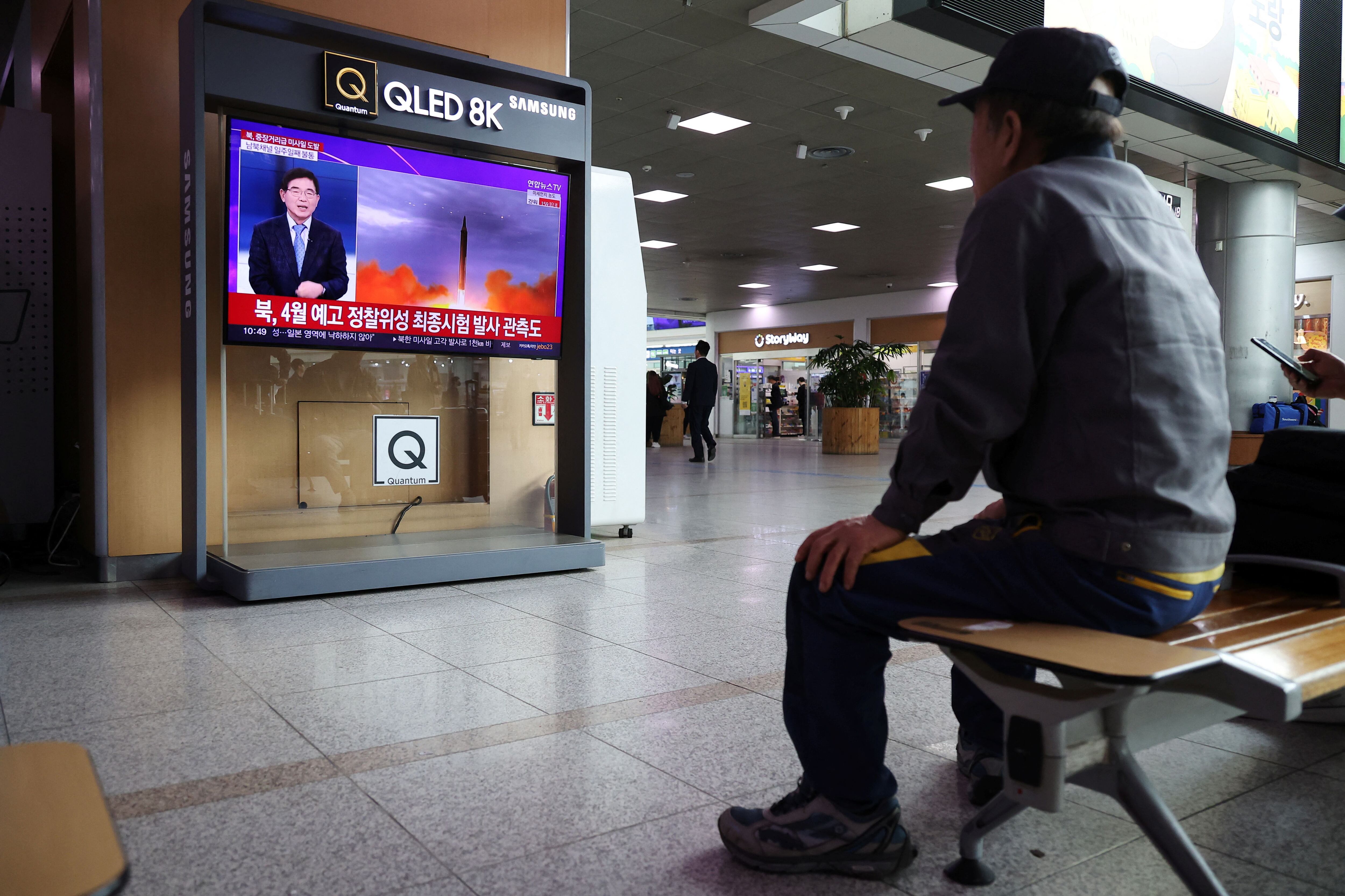 Un hombre observa un televisor que emite una noticia sobre Corea del Norte disparando un misil balístico de alcance intermedio o superior, en una estación de tren de Seúl, Corea del Sur, 13 de abril de 2023.   REUTERS/Kim Hong-Ji