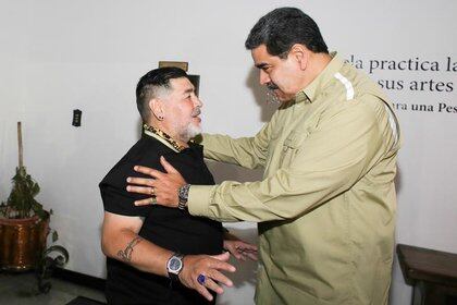 Foto del martes del presidente venezolano Nicolás Maduro saludando a Diego Maradona en Caracas.  21 de enero de 2020. Palacio de Miraflores Palace / via REUTERS ATENCIÓN EDITORES, ESTA IMAGEN FUE PROPORCIONADA POR UN TERCERO