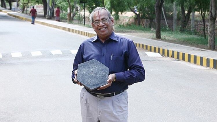 El “hombre de plástico” es como denominan a este profesor de química que inventó el método que reduce la contaminación que atormenta a la India