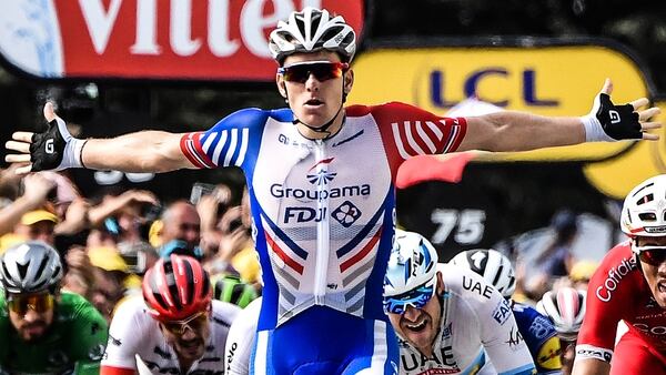 El francés Arnaud Demare celebrates ganó la etapa (AFP)
