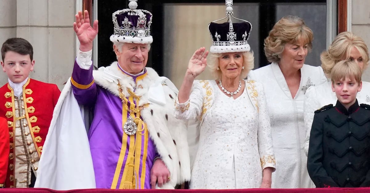 Incoronazione di Carlos III: dopo aver salutato dal balcone di Buckingham, i monarchi ricevono 2.000 ospiti per un pranzo reale
