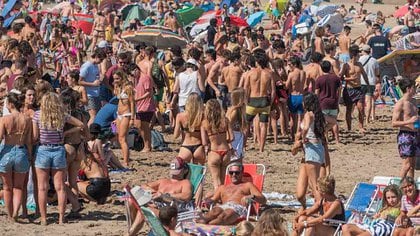 Una de las últimas imágenes de Pinamar, donde los jóvenes se concentraron en las playas y no cumplieron con los protocolos básicos 