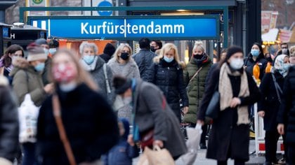 FOTO DE ARCHIVO: Personas con mascarillas protectoras caminan en el bulevar comercial Kurfurstendamm, en medio del brote de la enfermedad por coronavirus (COVID-19) en Berlín, Alemania, el 5 de diciembre de 2020. REUTERS / Fabrizio Bensch / Archivo
