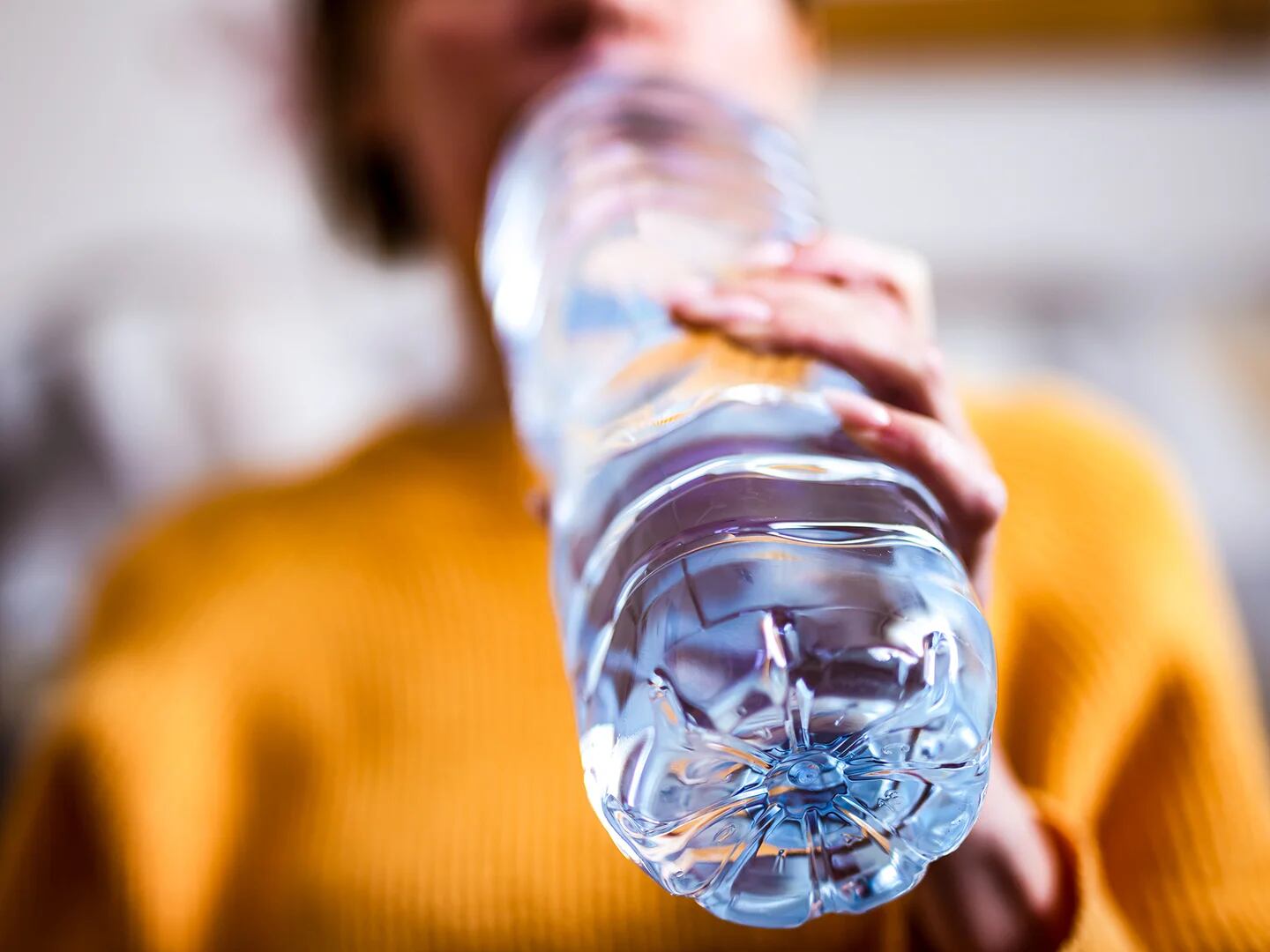 Por qué reutilizar muchas veces una botella de plástico para beber agua es  más peligroso de lo que parece