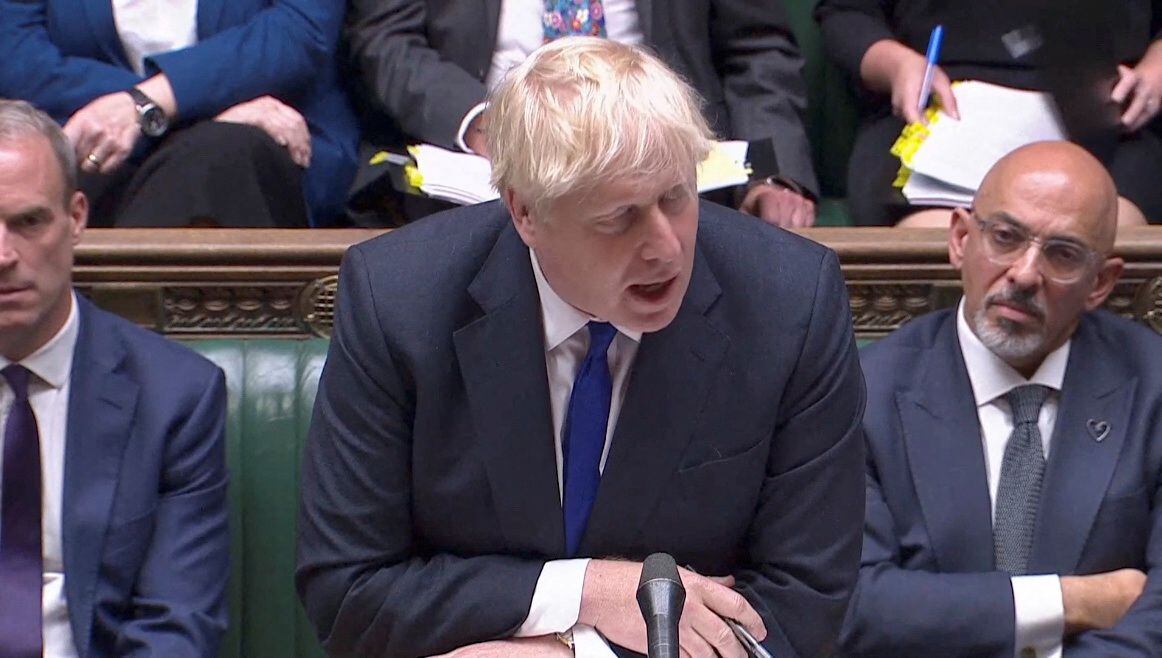 El gobierno de Boris Johnson pende de un hilo: renunciaron 17 integrantes del gabinete británico en las últimas horas 