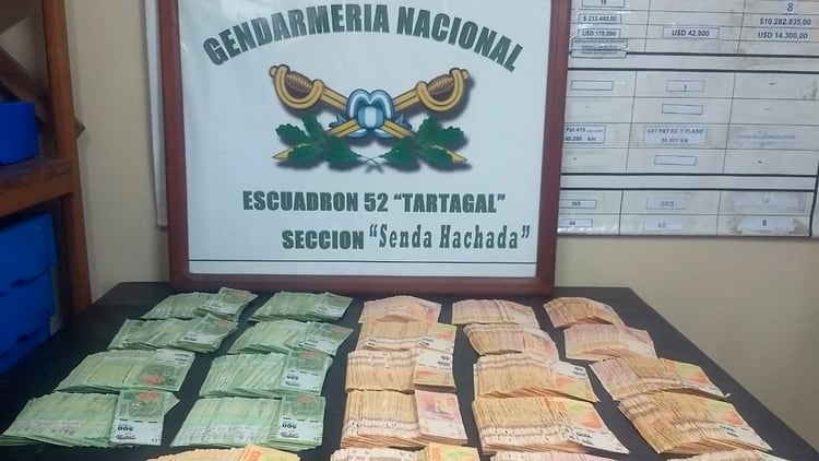 Efectivos de la Gendarmería detectaron en el sector del torpedo del vehículo $2 millones, en billetes de 500 y 1000.