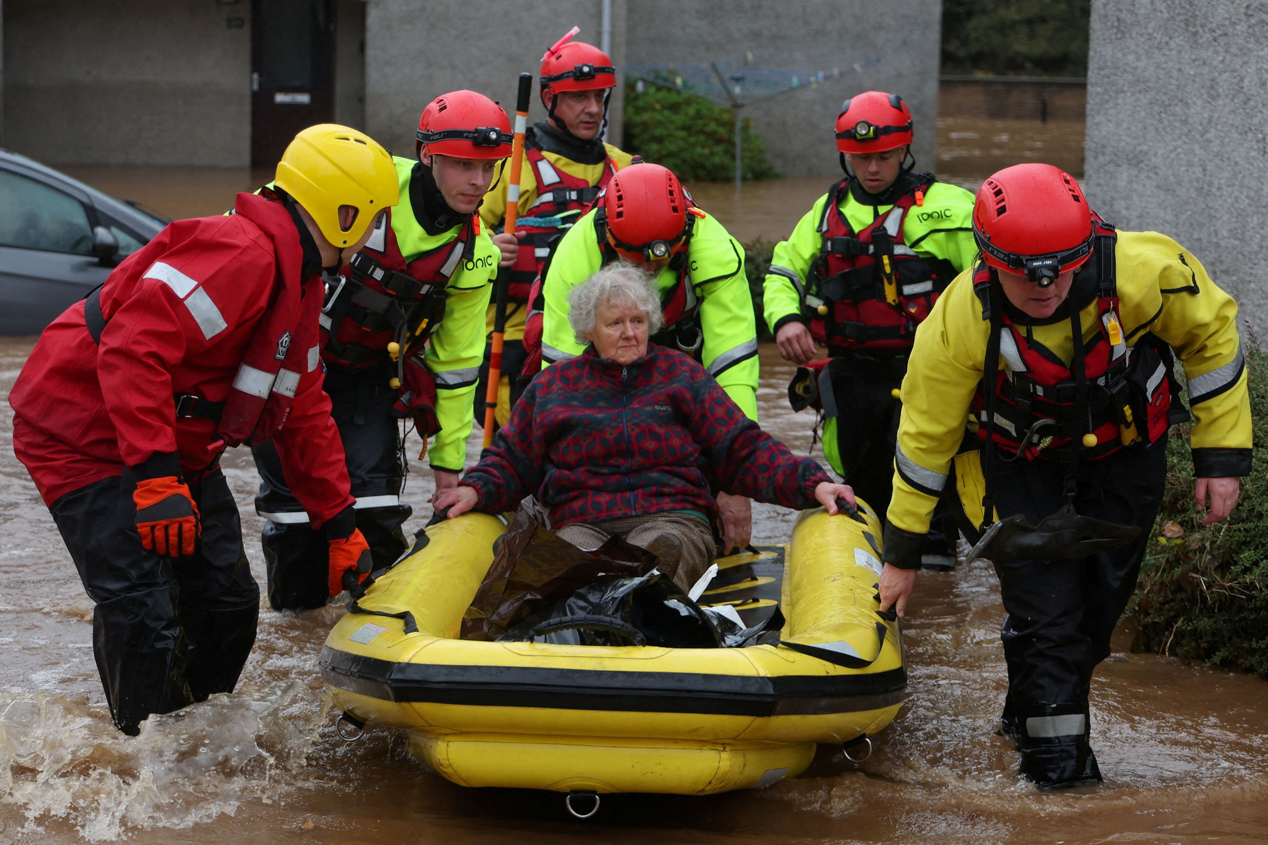 Los servicios de emergencia ayudan en la evacuación de personas de sus hogares en Brechin, en medio de las inundaciones durante la "tormenta Babet", en Escocia (REUTERS/Russell Cheyne)