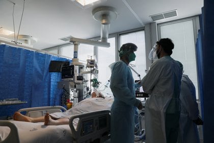 Health staff attend to a patient at the coronavirus disease (COVID-19) dedicated ICU unit of the Tras-Os-Montes E Alto Douro Hospital, amid the COVID-19 pandemic in Vila Real, Portugal February 22, 2021. Picture taken February 22, 2021. REUTERS/Violeta Santos Moura