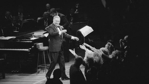 Sinatra se retiró en 1995, luego del concierto de despedida, y a los 80 años, en Los Ángeles, y con Ray Charles, Little Richard y Natalie Cole como invitados súper star (Foto: Rogers/Express/Getty Images)