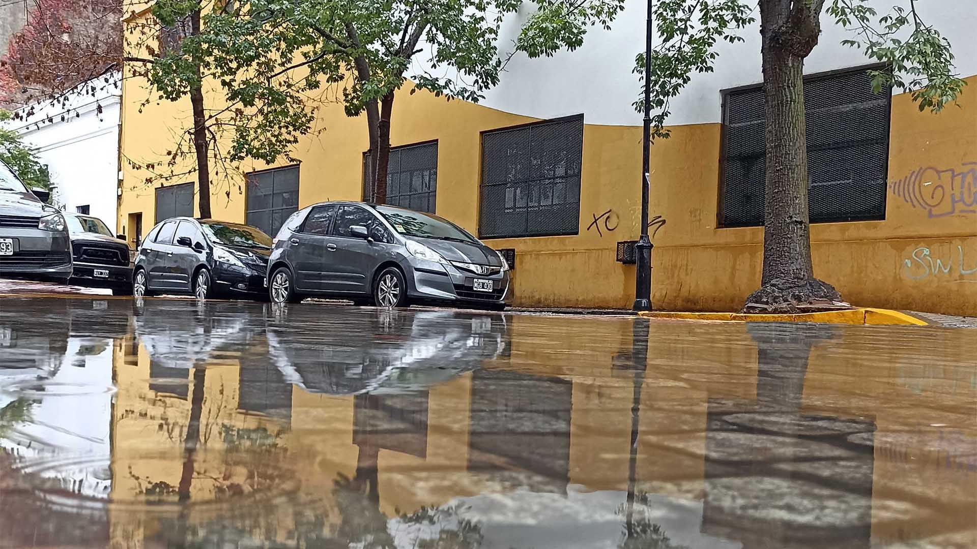 autos y calles inundadas