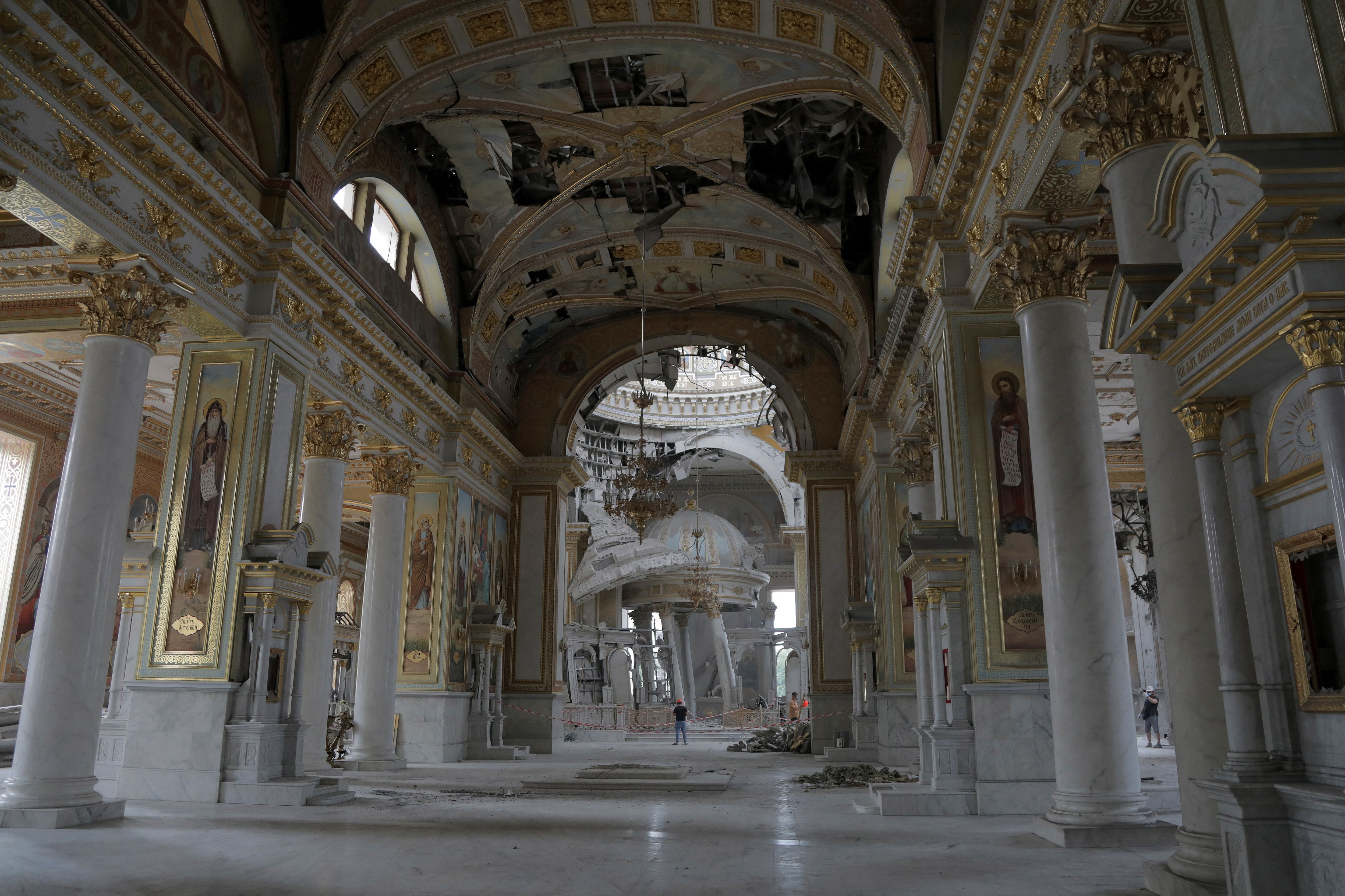 El ataque causó enormes daños en el atrio interior (REUTERS/Nina Liashonok)