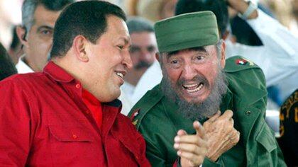 El libro deja la impresión de que la seducción de Hugo Chávez por Fidel Castro está en el origen de lo que presentó como una "invasión consentida".