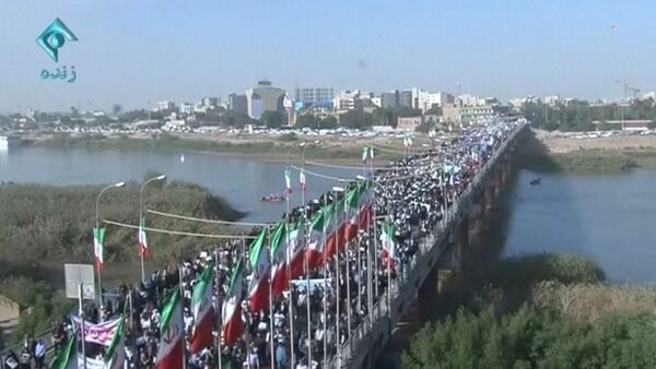 Manifestantes pro gobierno marchan en la ciudad de Ahvaz