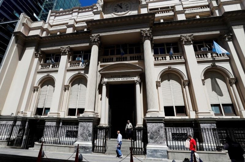 Foto de archivo - Transeúntes caminan frente a la fachada del banco central de Argentina (BCRA), en Buenos Aires. Dic 7, 2021. REUTERS/Agustin Marcarian