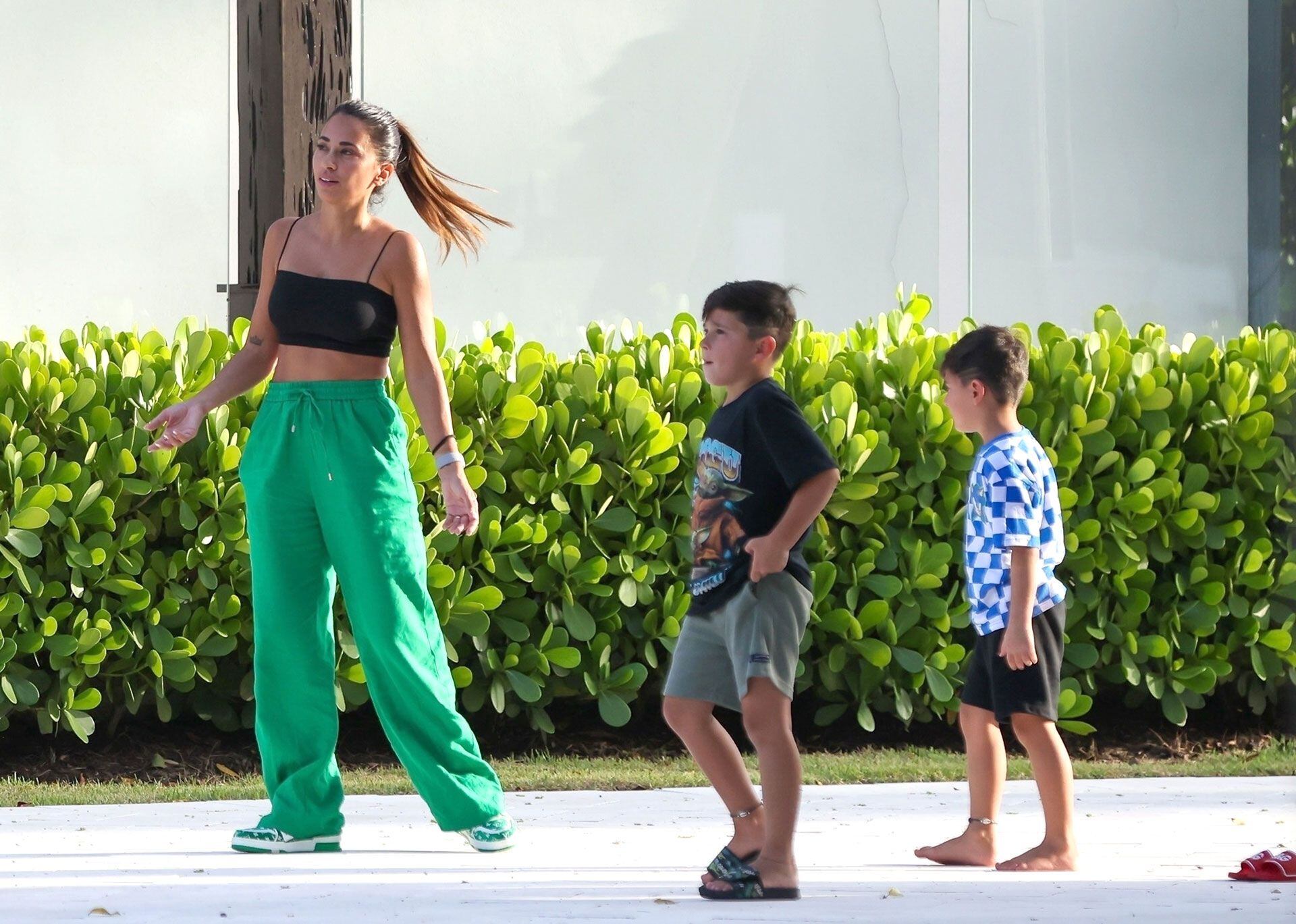 Antonela Roccuzzo coincidió en su look con Katie Holmes (The Grosby Group)