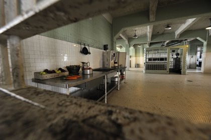 La cocina de Alcatraz. El aislamiento era una política permanente. Ni siquiera podían tener contacto durante las comidas. Casi no existían las actividades recreativas. Era tal la tensión, con este clima represivo, que debieron relajar algunas reglas con el correr de los años. Se empezaron a repetir las automutilaciones y los intentos de suicidio. Así los presidiarios pudieron empezar, entre otras cosas, a practicar música. y ver películas de vez en cuando (BROKER/Shutterstock)
