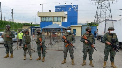 Miembros de la Fuerza Marítima Ecuatoriana custodian el Centro de Privación de Libertad de la Zona 8 en Guayaquil, Ecuador, el 23 de febrero de 2021 (Foto de Marcos Pin Mendez / AFP)