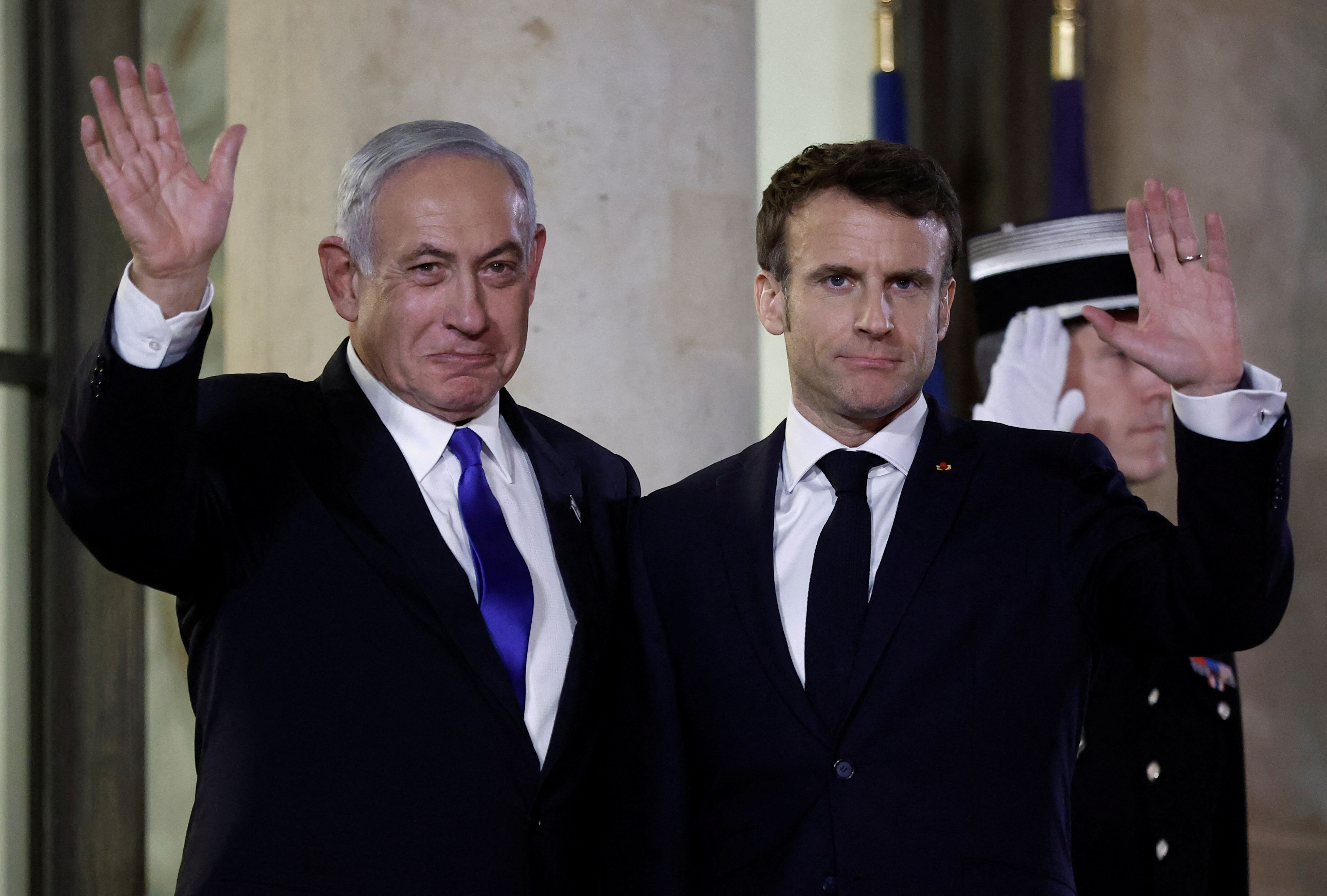 El presidente francés, Emmanuel Macron, recibe al primer ministro israelí, Benjamin Netanyahu, a su llegada a una cena en el Palacio del Elíseo, en París, Francia, 2 de febrero de 2023. REUTERS/Benoit Tessier