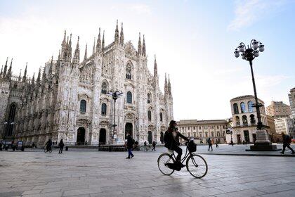 Personas en la céntrica Piazza Duomo en Milán. Lombardía, en el norte del país, sigue siendo la región más afectada por el coronavirus (REUTERS/Flavio Lo Scalzo)