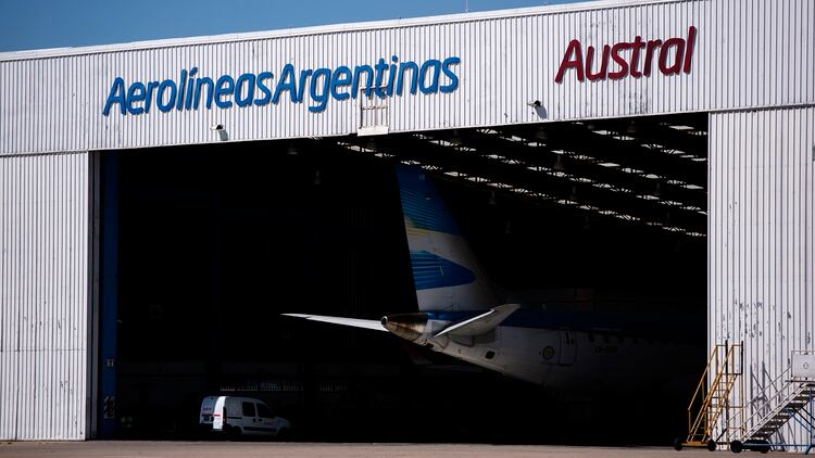 El anuncio de la fusión de Aerolíneas y Austral puso en alerta a los sindicatos