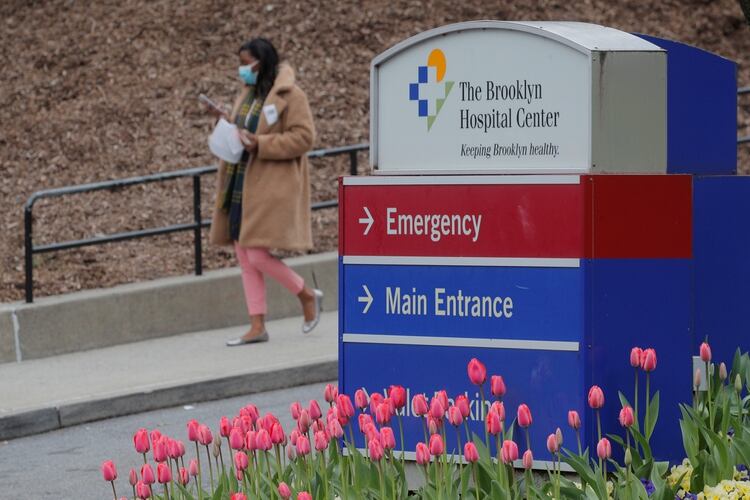 Una trabajadora del centro de salud de Brooklyn Hospital Center en Nueva York (REUTERS/Brendan McDermid)